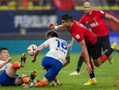 星空体育官方网站-风云突变!成都蓉城赛后再遭质疑,足总杯版图或变,更衣室稳定,赛程密集仍需轮换(成都蓉城主场设客队球迷区吗)